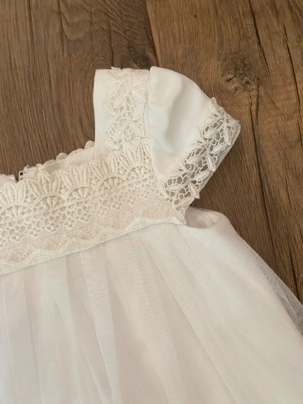 David’s Bridal || Short Sleeved Empire Tulle Sheath Flower Girl Dress - Picture 3 of 8
